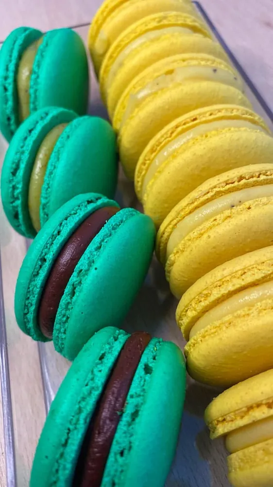 Macarons amarillos y verdes rellenos de maracuyá, pistacho y chocolate