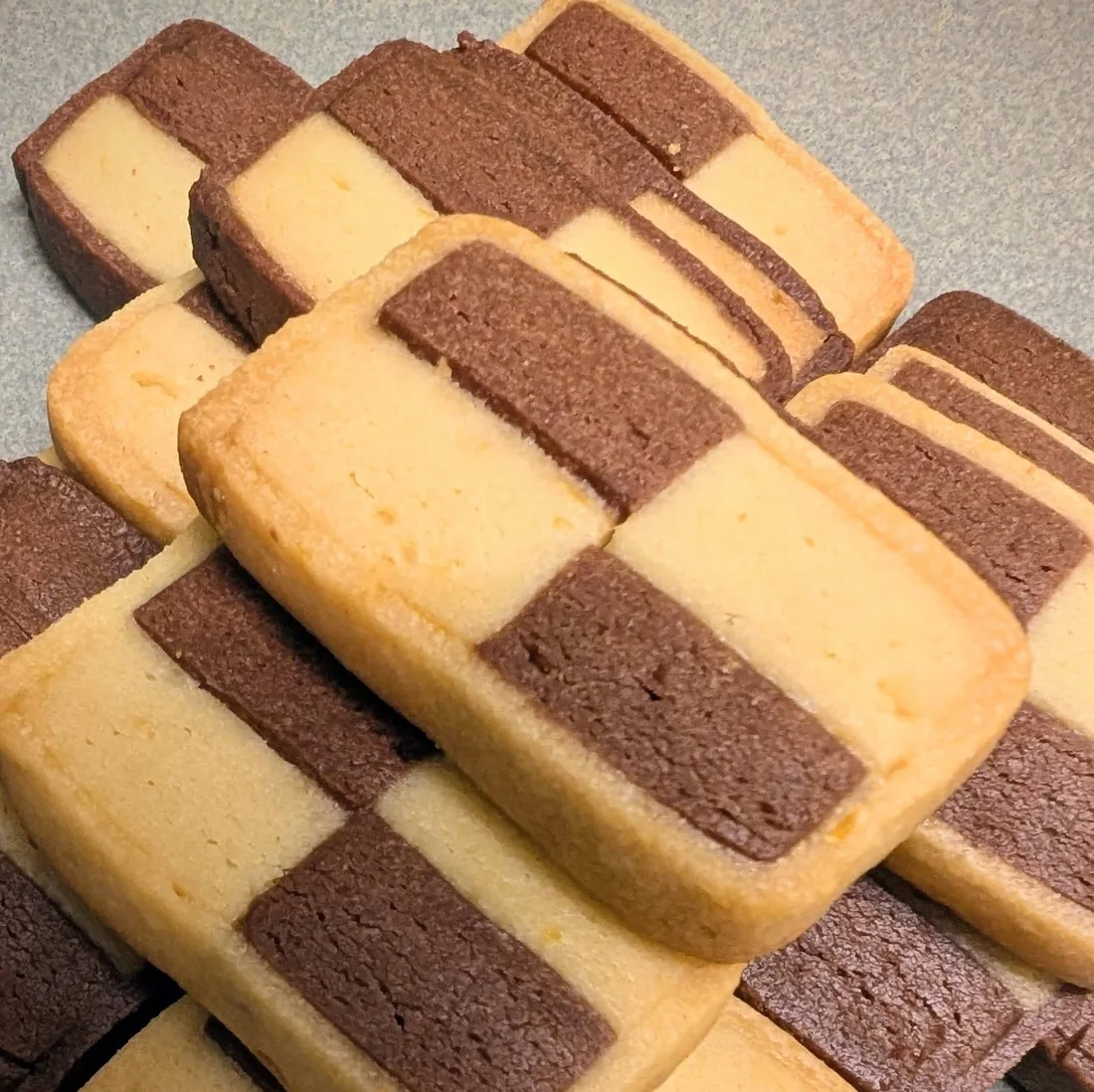 Primer plano de galletas damero con los cuadros bien definidos