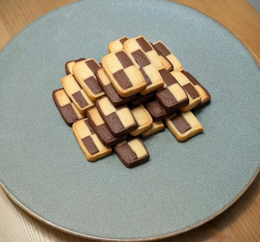 Galletas damero de vainilla y cacao apiladas en un plato