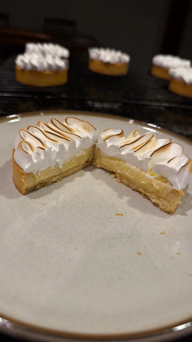 Tarta de limón cortada con merengue flameado
