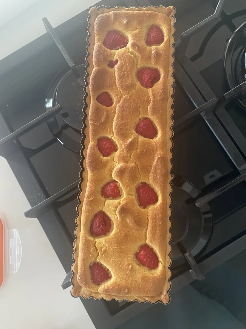 Tarta rectangular entera con frambuesas
