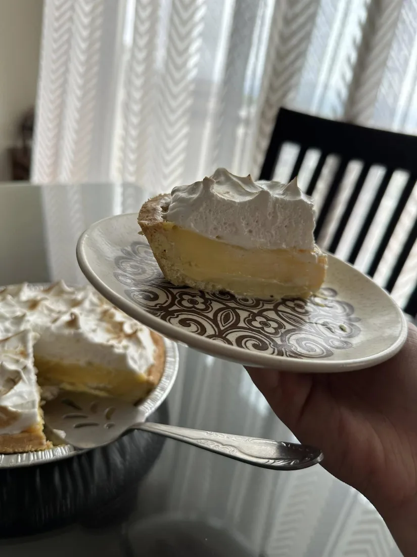 Porción de pie de limón con merengue en un plato