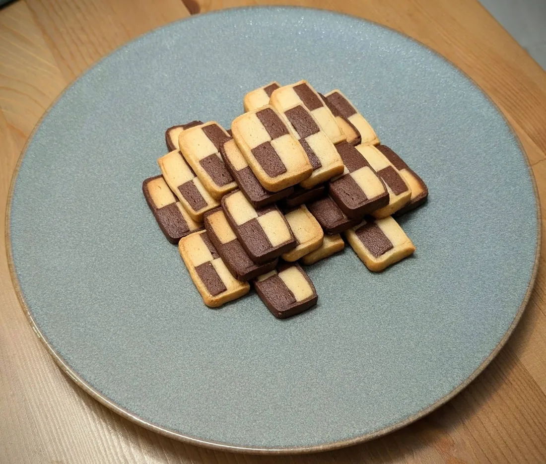 Galletas damero de vainilla y cacao apiladas en un plato