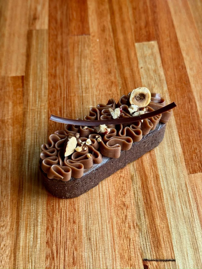 Tarta alargada de chocolate con crema de avellana en ondas