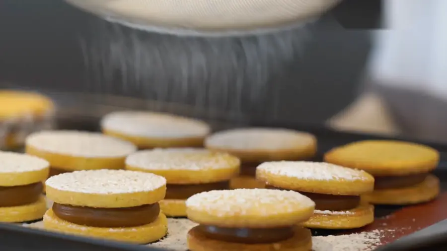 Alfajores de maicena con azúcar en polvo