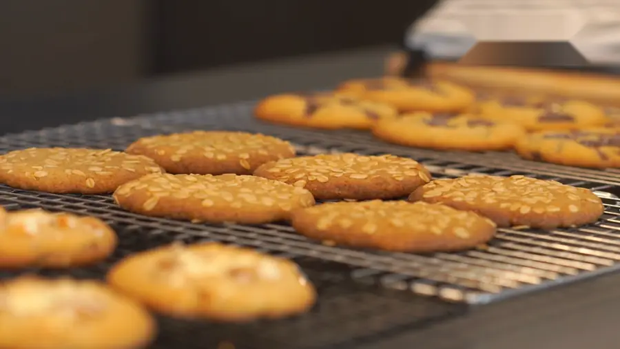 Cookies de avena enfriándose sobre una rejilla
