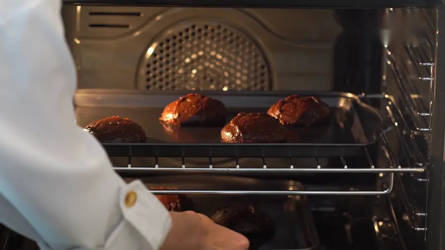 Galletas de brownie dentro del horno