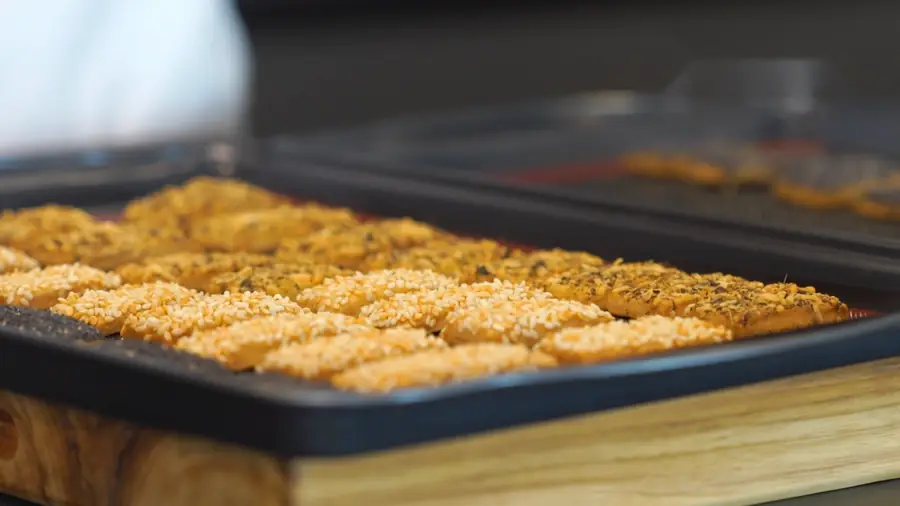 Galletas de sal con ajonjolí y hierbas en una bandeja