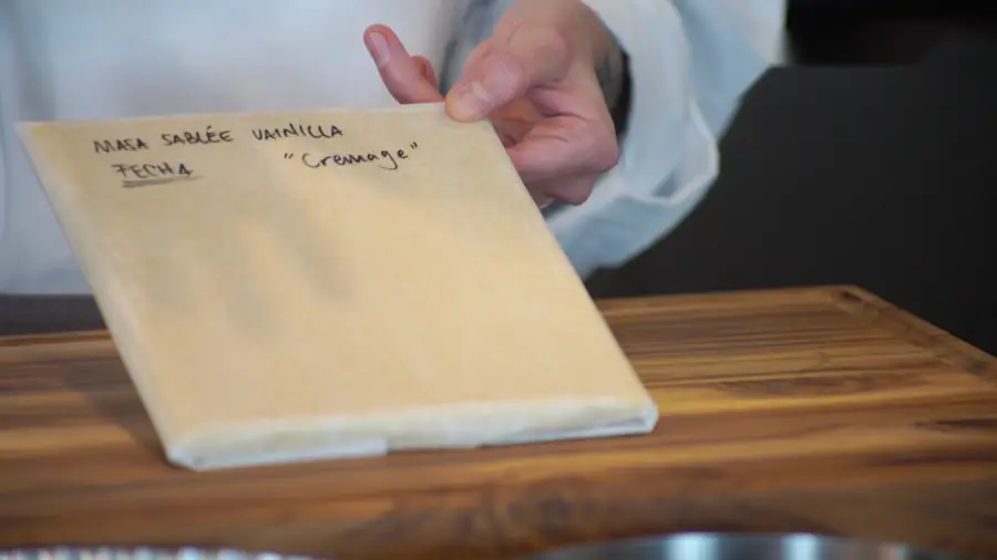 Masa sablée de vainilla envuelta en papel y rotulada con su nombre y su técnica