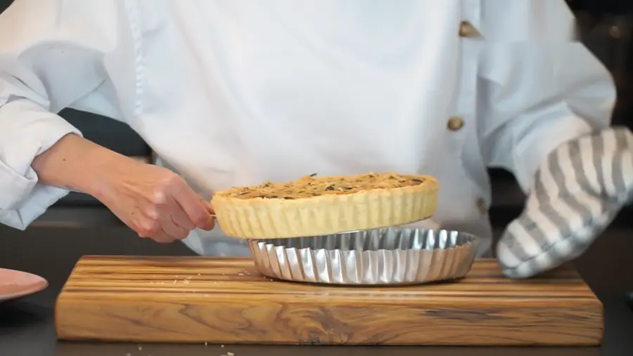 Moni Ríos desmolda una quiche de un molde acanalado