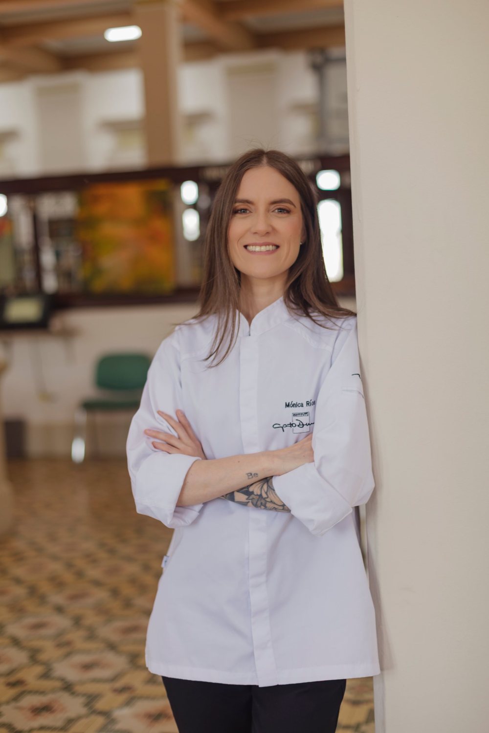 Moni Ríos con chaqueta de chef, sonriendo