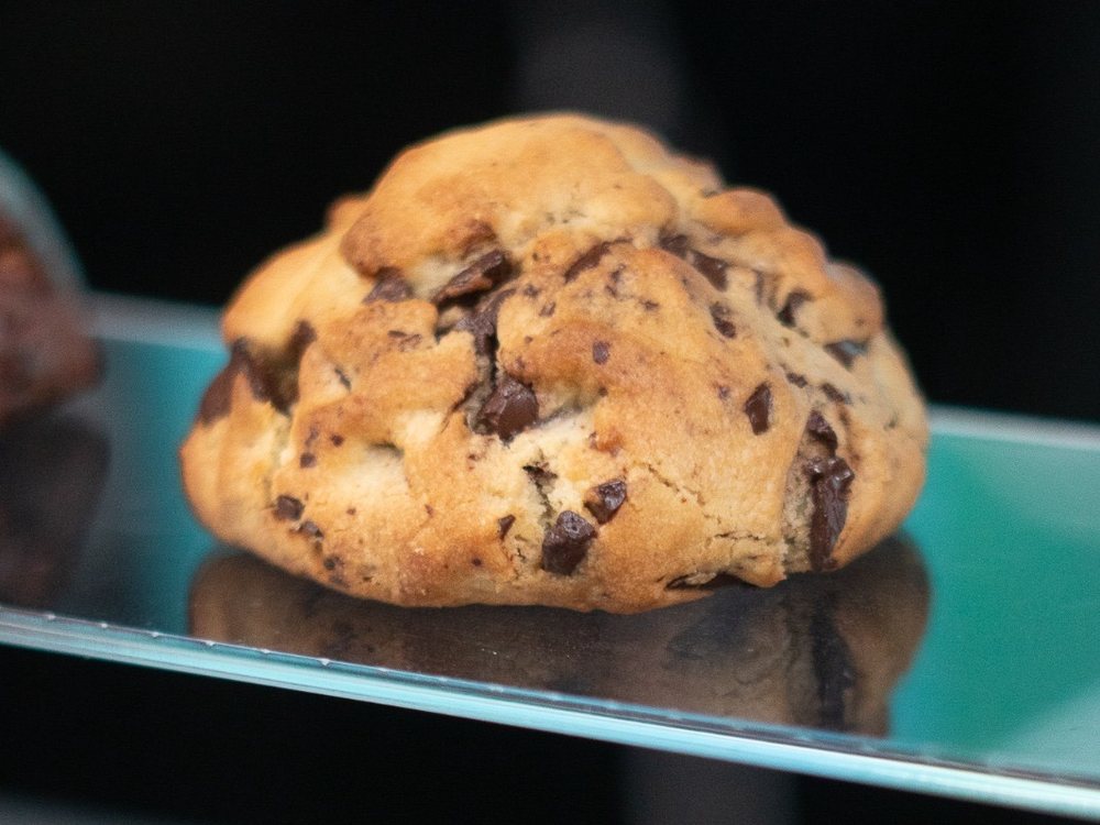 Levain cookie gruesa con trozos de chocolate